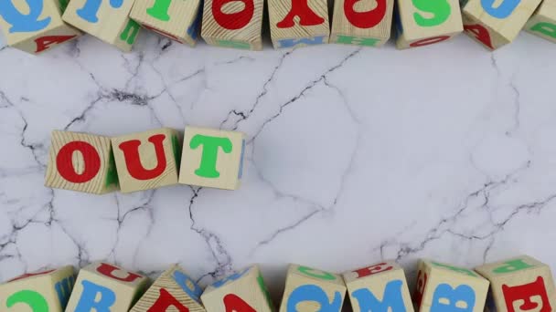 Outdoor-Konzept mit bunten Buchstaben auf Holzwürfeln. Stop-Motion — Stockvideo