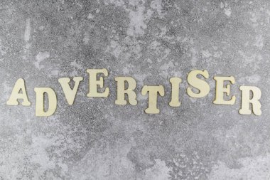 Dalgalı satırlı dekoratif alfabe harfleriyle reklamcı kavramı