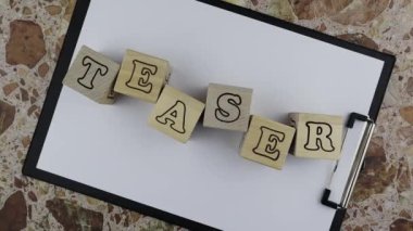 Boş bir panoda tahta bloklar olan teaser konsepti. Döndürme