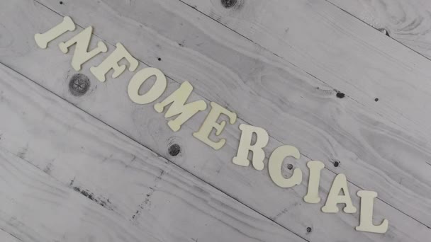Διαφημιστική ιδέα με κεκλιμένα γράμματα αλφαβήτου στο ξύλο. Περιστροφή — Αρχείο Βίντεο