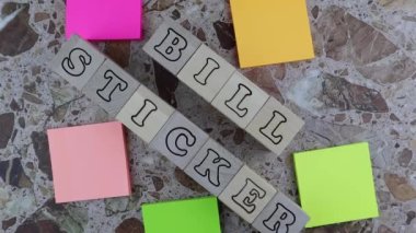 Parlak renkli not defterli Biller Etiketi konsepti. Dönen tablo