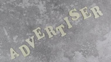 Dekoratif alfabe harfleriyle dalgalı satırlı reklamcı konsepti. Döndürme