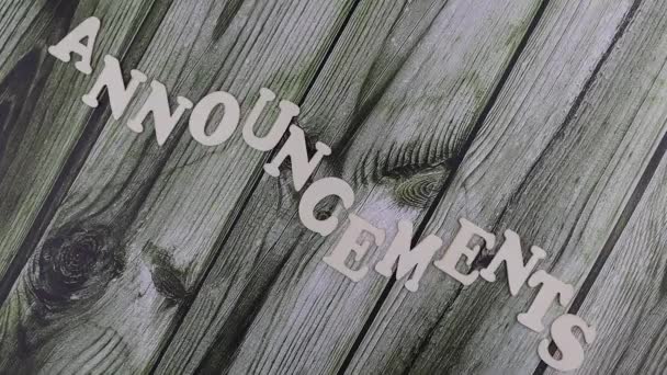 Concepto de anuncios sobre fondo de madera visto como un bodegón plano — Vídeo de stock