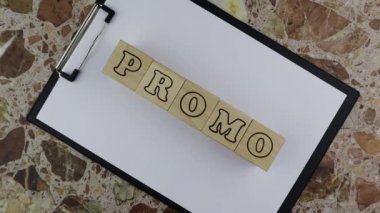 Boş panoda alfabe harfleri olan tanıtım konsepti. Dönen tablo