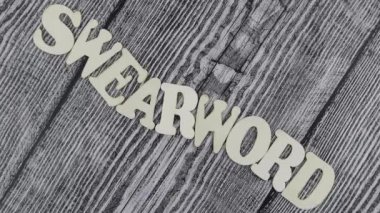 Küfürlü kelime - kavram tasarım şablonu rustik ahşap arka planda. Döndürme