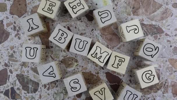 Bumf - concept met alfabet letters op houten blokken. Draaitafel — Stockvideo