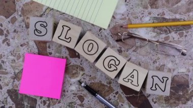 Slogan: Not kağıdı, kalem ve not defteri kavramı. Dönen tablo