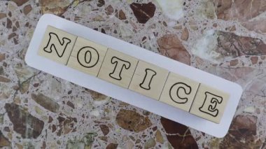 Dikkat edin - küplerin üzerinde alfabe harfleri olan tasarım şablonu. Dönen tablo