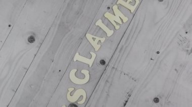 Alfabe harflerindeki dalgalı sözcüklerle tebliğ etme kavramı. Dönen tablo