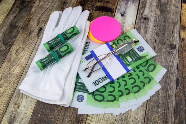 Concept financier ou commercial avec gants, lunettes et billets de 100 euros — Photo