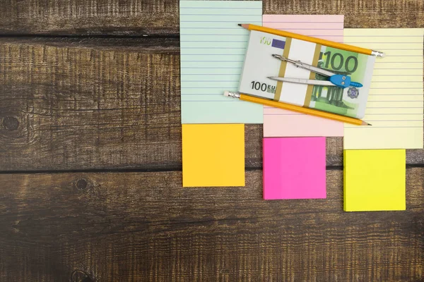 100 Euro banknotlu iş, finans veya zenginlik konsepti. Düz yatıyordu
