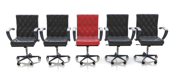 Kırmızı ofis koltuğu arasında izole beyaz zemin üzerine siyah sandalye