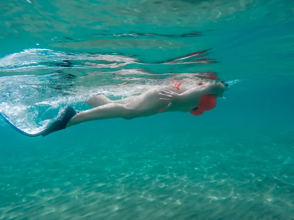 Donna che fa sniffare sott'acqua — Foto Stock