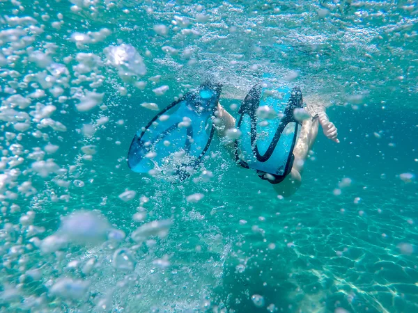 Pantoufles se déplaçant dans l'eau avec bulles d'air — Photo