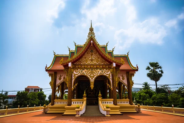 Temple under baking sun — Stock Photo, Image