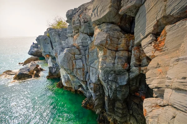 Cliff ve açık deniz.