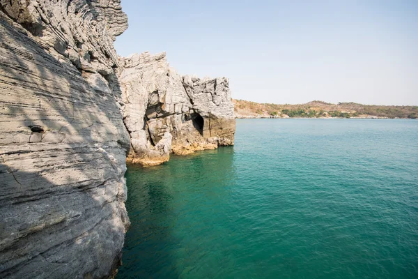 Cliff ve açık deniz.