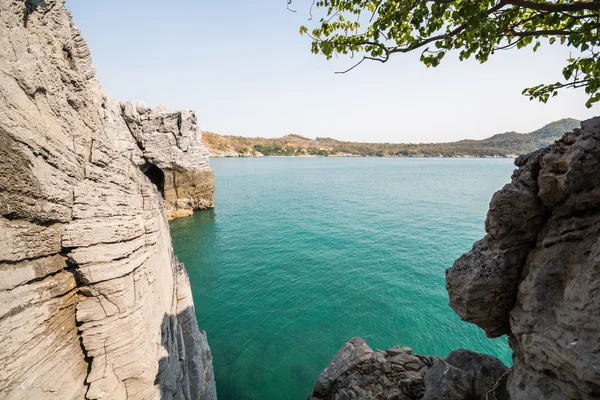 Cliff ve açık deniz.