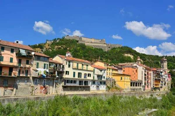 Gavi Alessandria Piemonte Italia 入場料Gaviの砦の眺めは ジェノヴァ人によって既存の中世の城に建てられ Gaviの同名の村を見下ろす岩の露頭の上に立っています — ストック写真