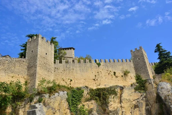 San Marino Pequeño Vistazo Primera Torre Las Poderosas Murallas Que — Foto de Stock
