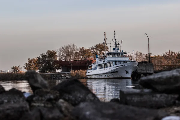 Barco de pasajeros en un amarre por la noche —  Fotos de Stock