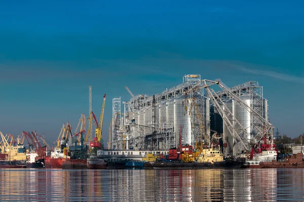 Aufzug im Hafen bei Sonnenuntergang, Schlepper — Stockfoto