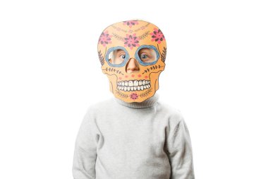 Turuncu iskelet maskeli çocuk