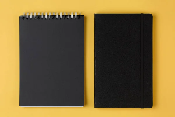 Lederen notitieboekje op een gele achtergrond bovenaanzicht — Stockfoto