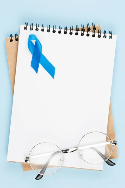Kék prosztata szalag nyitott notebook — Stock Fotó