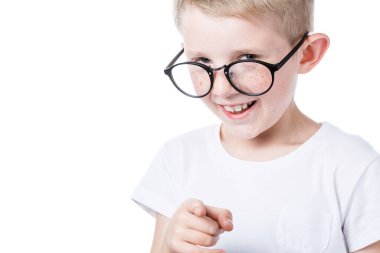 Gözlüklü çocuk beyaz arkaplanda izole