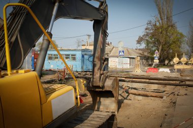 Bir borunun tamiri, yolda bir kazıcı. 