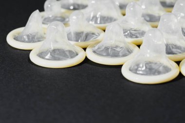 Siyah arka planda kondomlar, düz katman.,