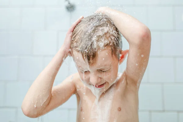 小さな男の子がシャワーを浴びて — ストック写真