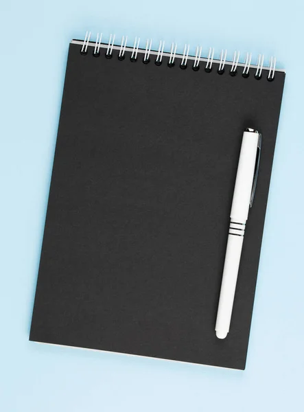 Otevřít černý zápisník na modrém stole — Stock fotografie
