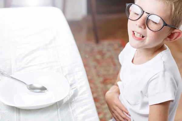 Pequeño niño feliz en la cocina terminado de comer — Foto de Stock