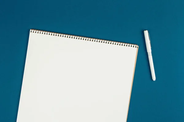Masadaki boş not defteri — Stok fotoğraf