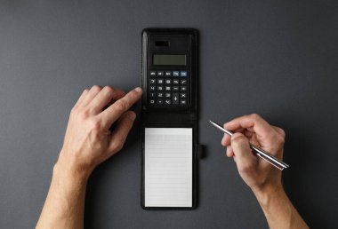 Paralı eller ve hesap makinesi üst görünümü