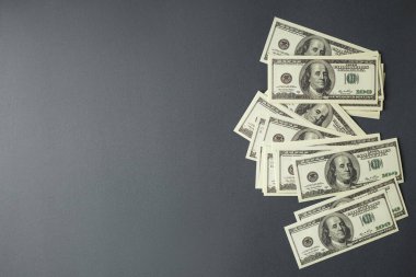 Koyu arkaplanda bir tomar para.