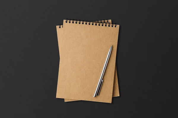 Ambachtelijke papieren omslag notebook op zwart — Stockfoto