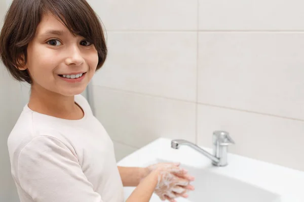 Genç kız ellerini yıkıyor..