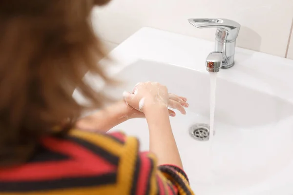 Девушка моет руки с мылом. — стоковое фото