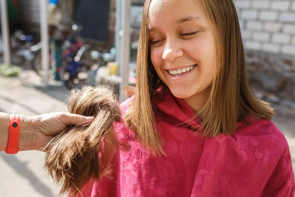 Adolescente menina cortando seu cabelo — Fotografia de Stock