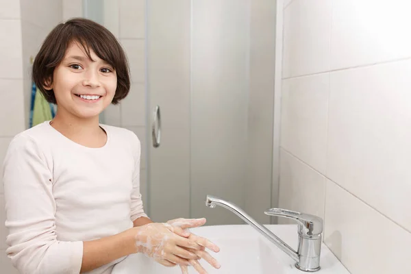 Genç kız ellerini yıkıyor..