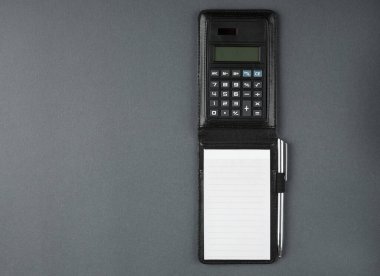 Hesap makinesi ve kalemli defter
