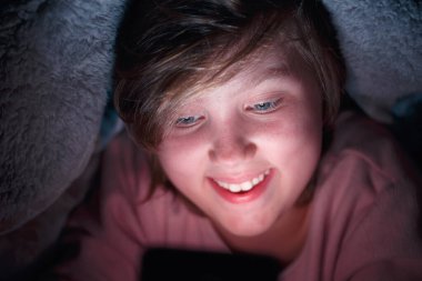 İnternet 'te akıllı telefondan örtülü kız.