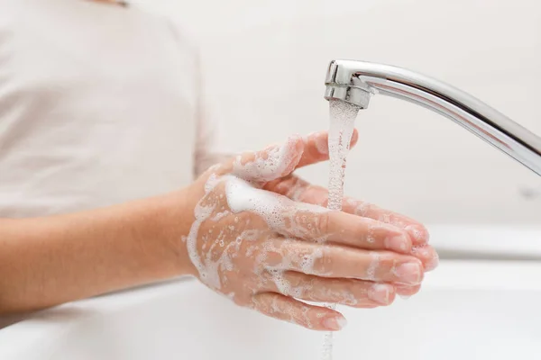 Мытье рук в ванной комнате. — стоковое фото