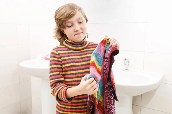 Дівчина протирає руки кольоровим рушником . — стокове фото