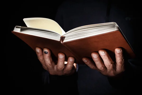 Libro abierto en las manos del hombre. — Foto de Stock