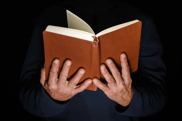 Libro abierto en las manos del hombre. — Foto de Stock