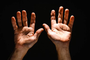 Siyah arka planda bir erkek eli.